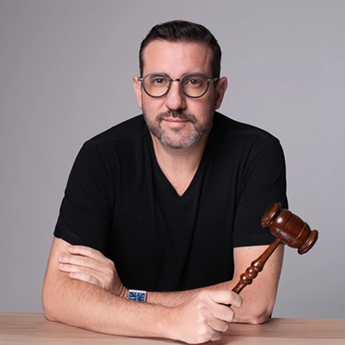 Prof. Dr. Georgios Alexandridis com o martelo de leiloeiro